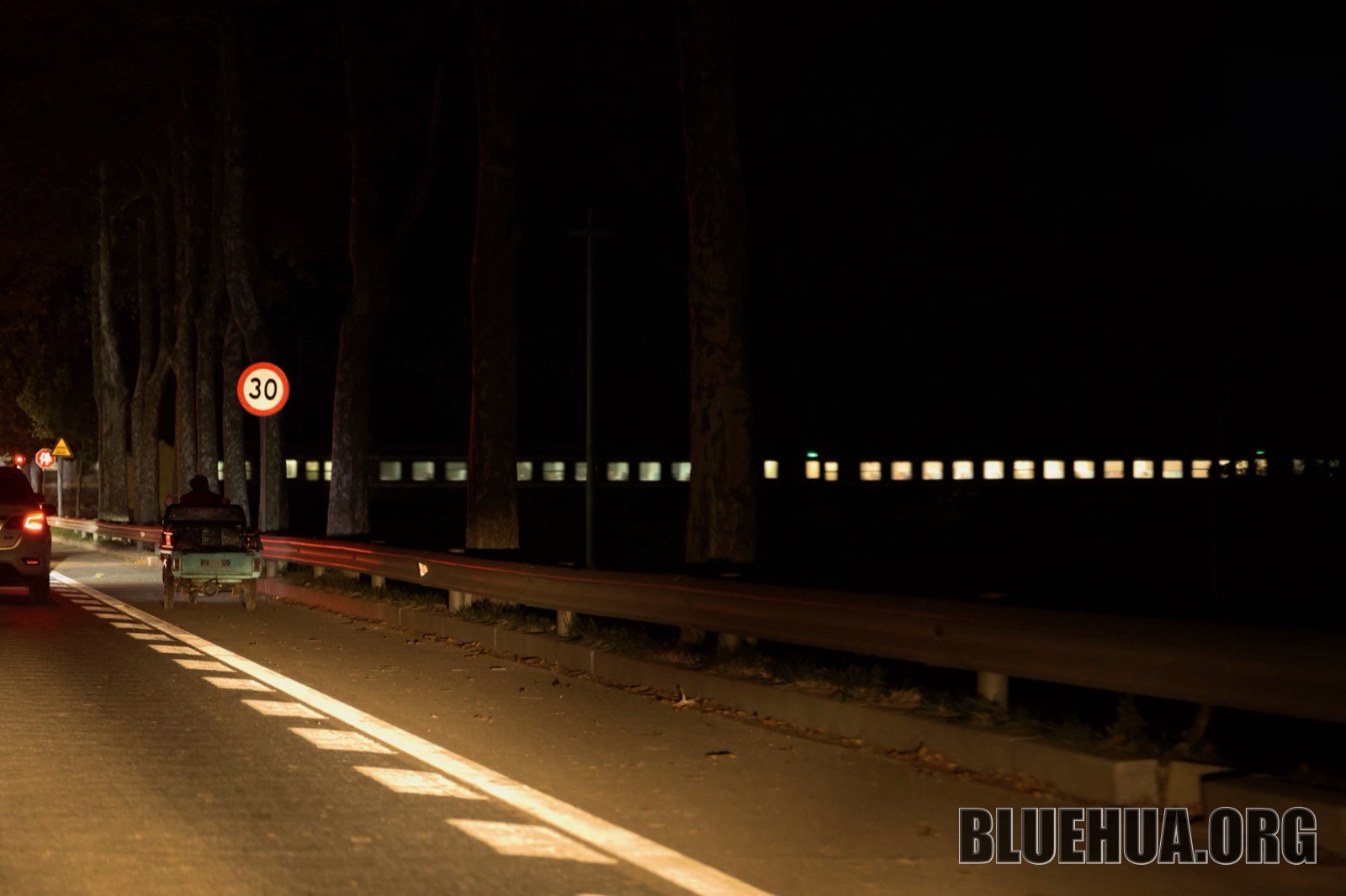 道口闪过绿皮车