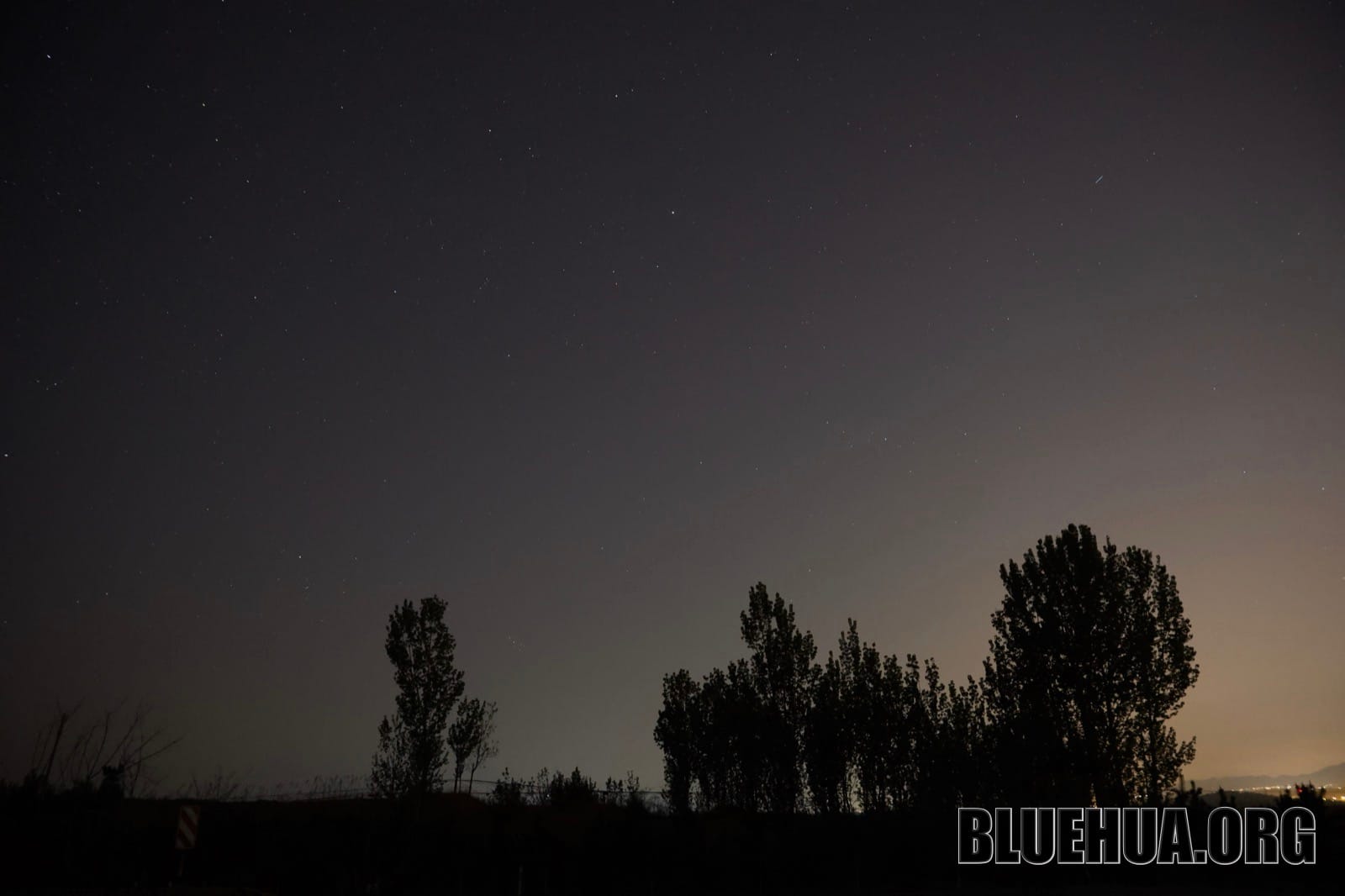 城市边缘的渐变星空
